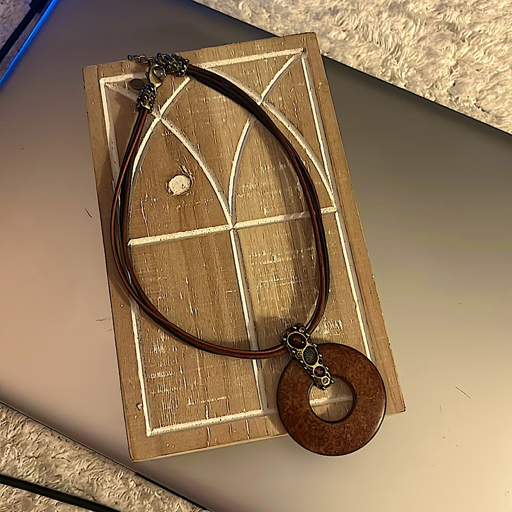CHICOS ! Leather and wood. Only one C.O. See pics….but that only adds to its ❤️